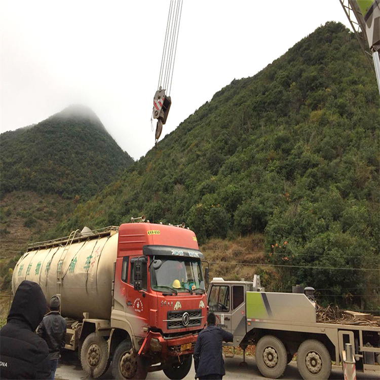 花山道路救援大型车辆吊装